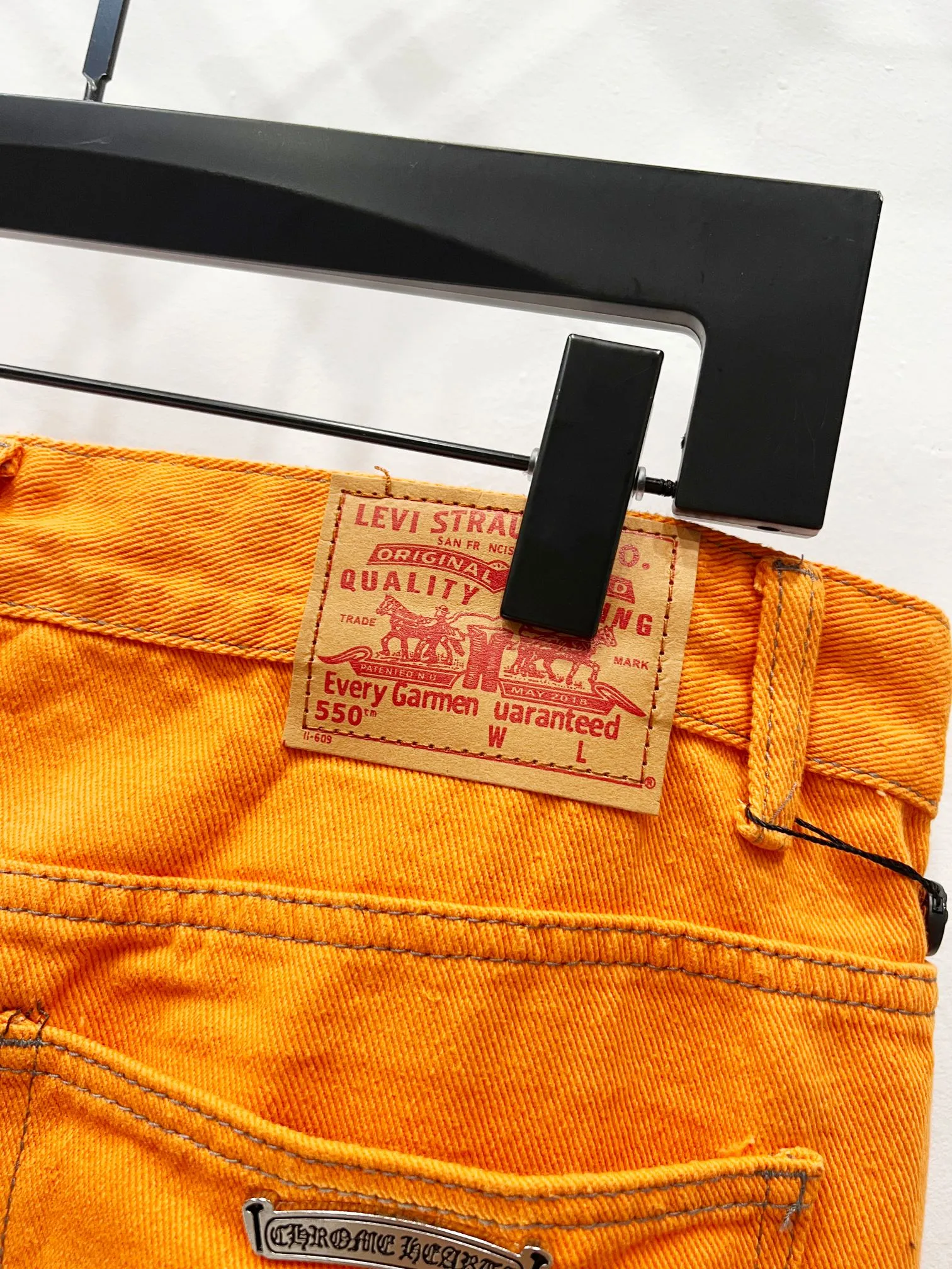 P220 style number: (K560) ChromeHeart & Chrome Heart Same style as Yang and Su Extinct Virgil co-branded flare jeans Original hardware accessories washed and other elevators, QR code analysis are all purchased from the original factory, high degree of restoration, welcome to compare with a certain product ~ Three-dimensional version Loose and comfortable, not picky about the figure Appear tall and slim Large factory Seiko Original factory quality control Same style for men and women Can be matched with couples Versatile recommendation Necessary jeans for all seasons Hipsters have been disappointed From the quality selection of fabrics, the tailoring of details, and the matching of patterns, everything is impeccable! The upper body is so handsome when worn...it can be easily worn by men, women and children! The craftsmanship is made of heavy-duty washed pure cotton denim fabric. After washing, it is soft and thick and looks very stylish when worn. Size: 30-32-34-36 Color: Orange
